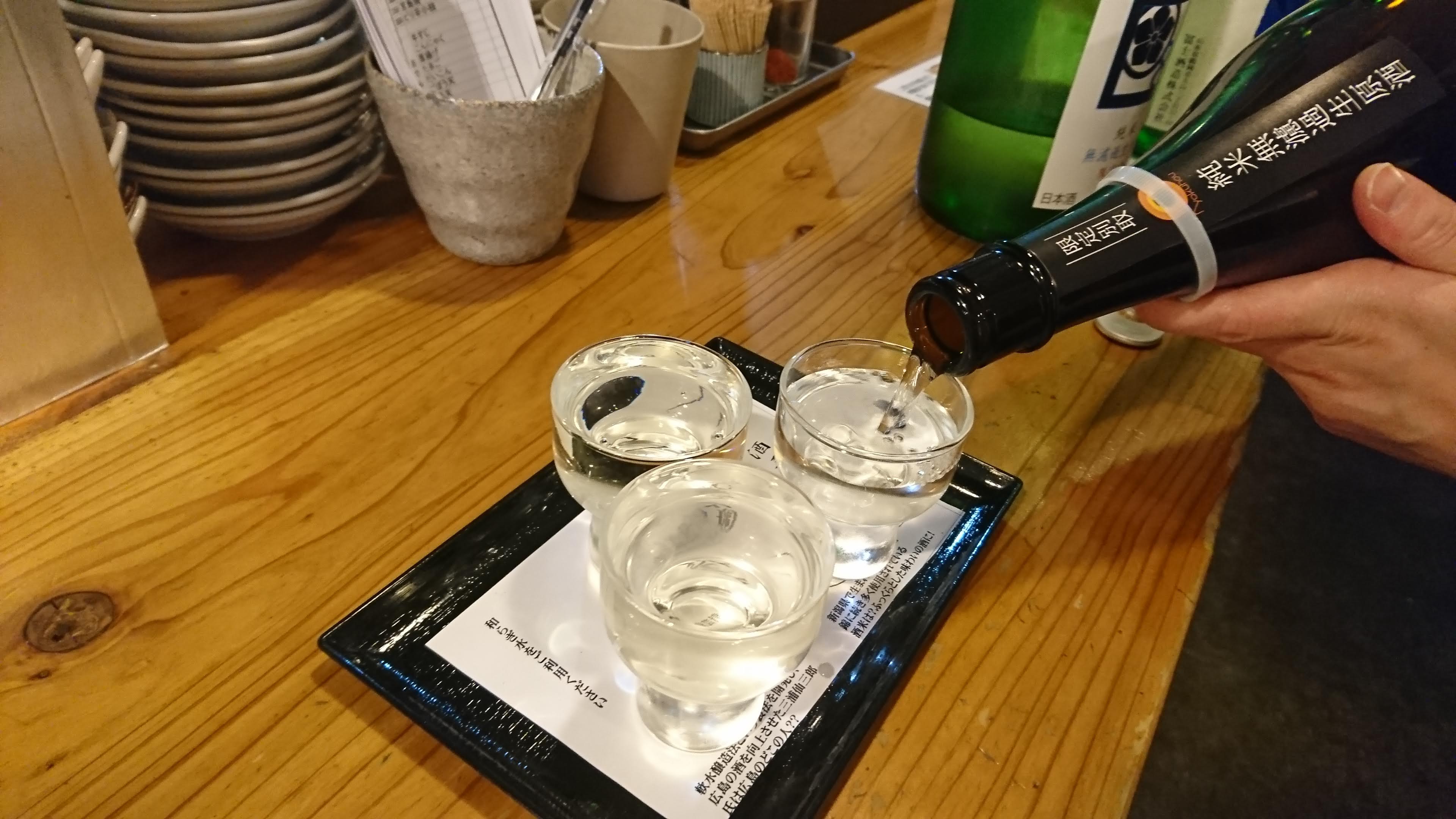 広島駅近くの立ち飲み屋 「 角打 福本屋 」にて 日本酒利き酒セットをいただきます。